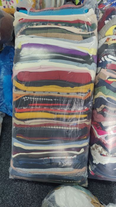 Vând haine second-hand extra, calitate premium.