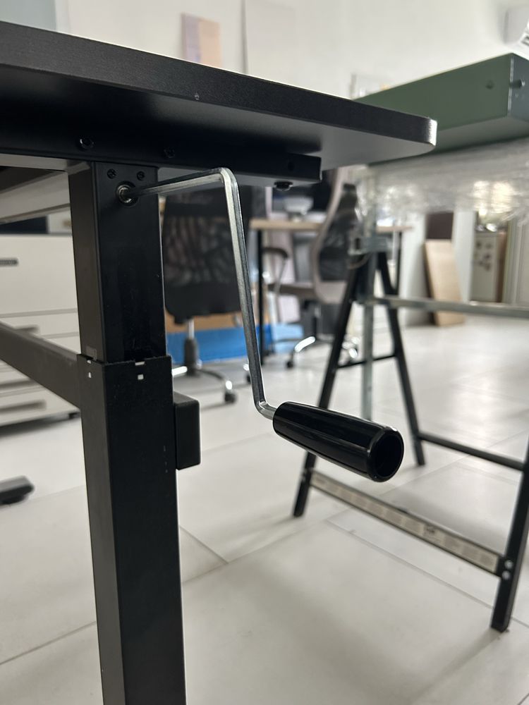 Бюро с ръчно регулиране на височината Sit-Stand, Черно