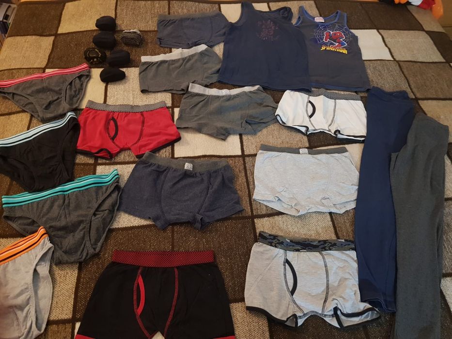 Lot haine baieti,9-11 ani: bluze H&M,pijamale,fâș ploaie,fular,manusi