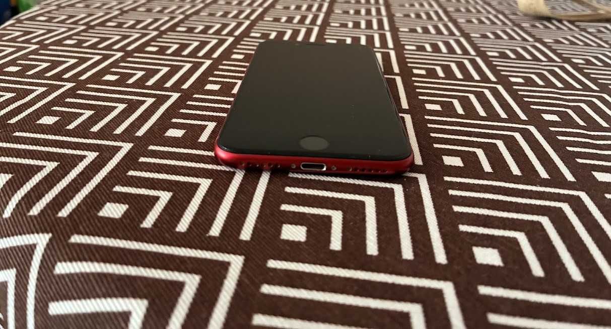 iPhone SE (2020) – (PRODUCT)RED, 64 GB, Отлично състояние