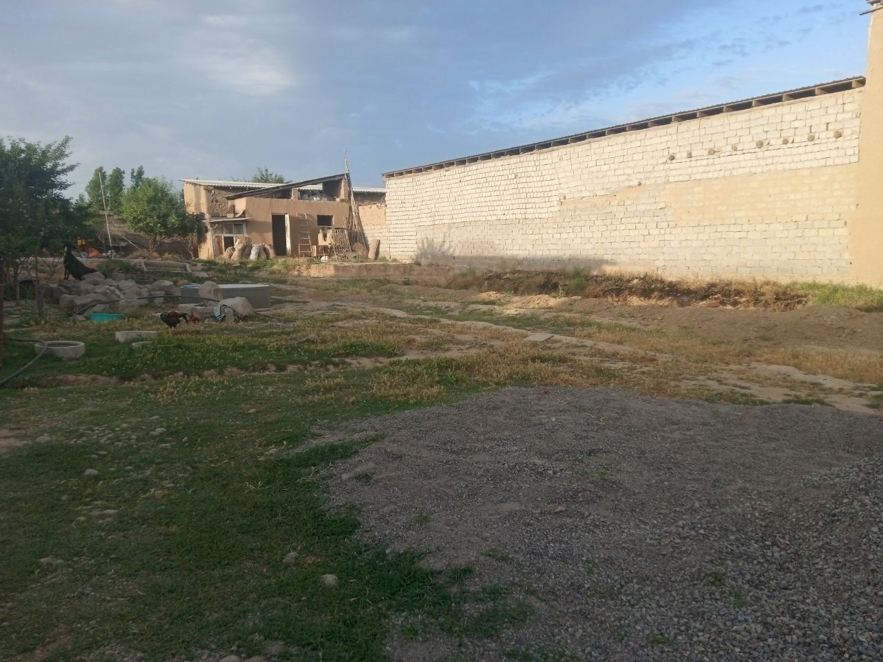 Uy yarmi quruq yer sotiladi