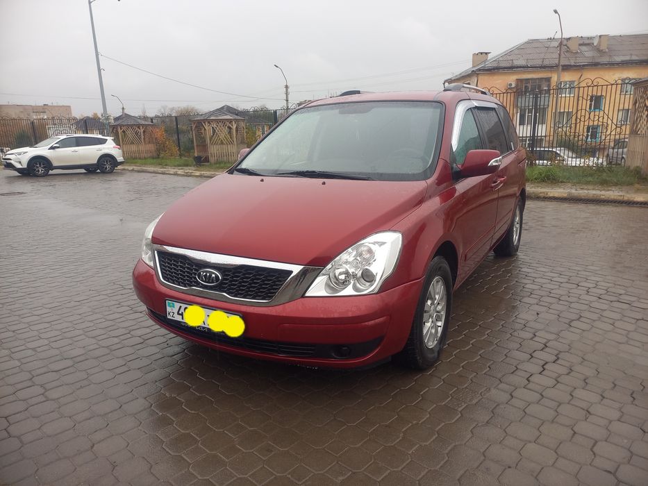 Продам KIA  Карневал 2011 года