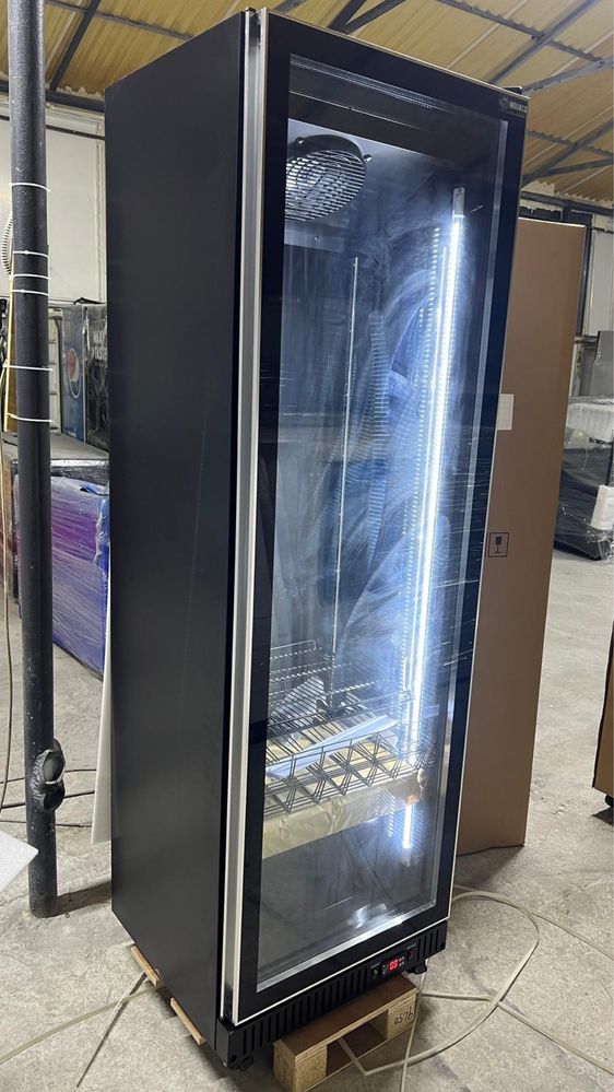 Vitrina frigorifica verticala pentru sucuri cu led
