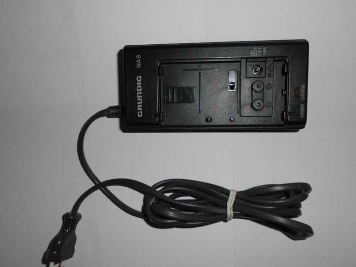 Incărcător Grundig model NA8 pentru acumulatori