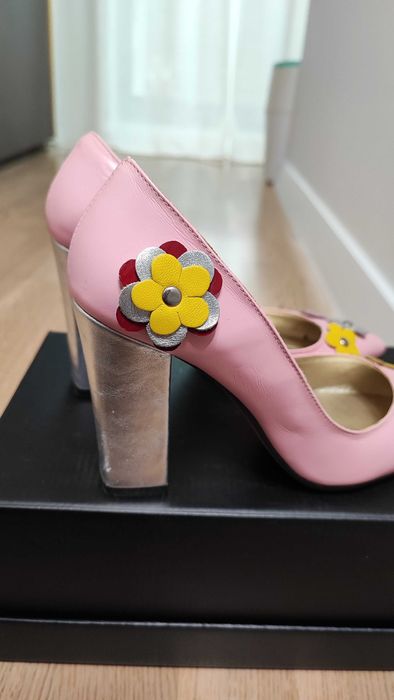 Pantofi roz cu decorațiuni în formă de floricele