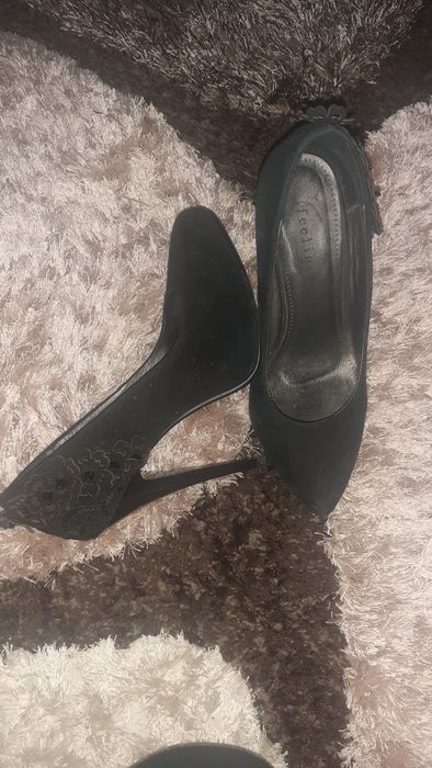 Pantofi cu toc piele naturală nr 36 180 lei ambele perechi