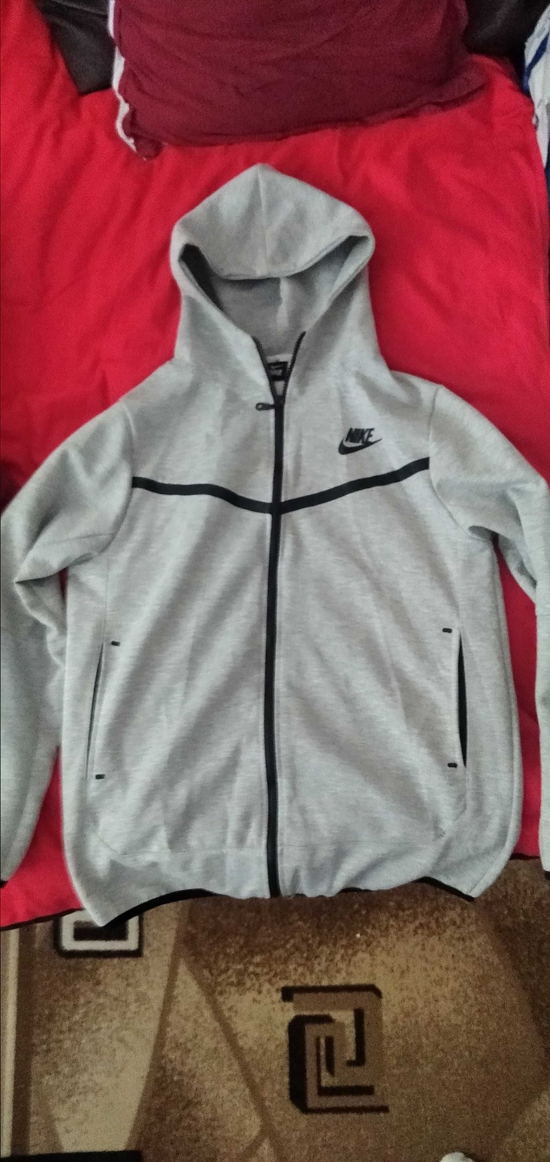 Продавам Nike tech fleece