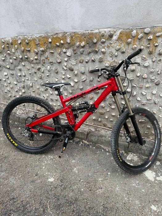 Vând bicicleta downhill