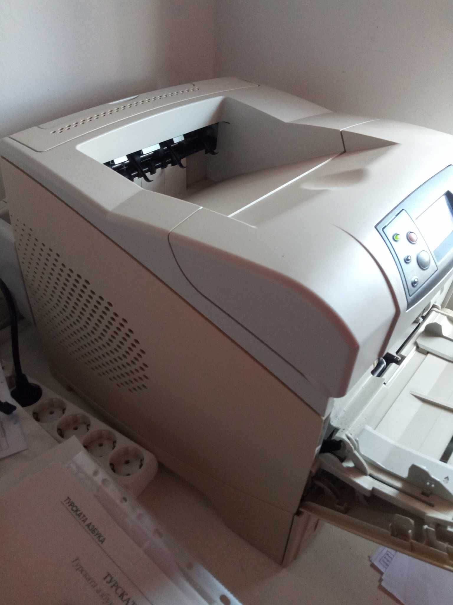 Продавам лазарен принтер Hp LaserJet 4300dtn