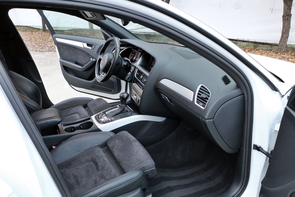 Audi A4/panoramic/distronic/lane asist/side asist/rotor/zoll