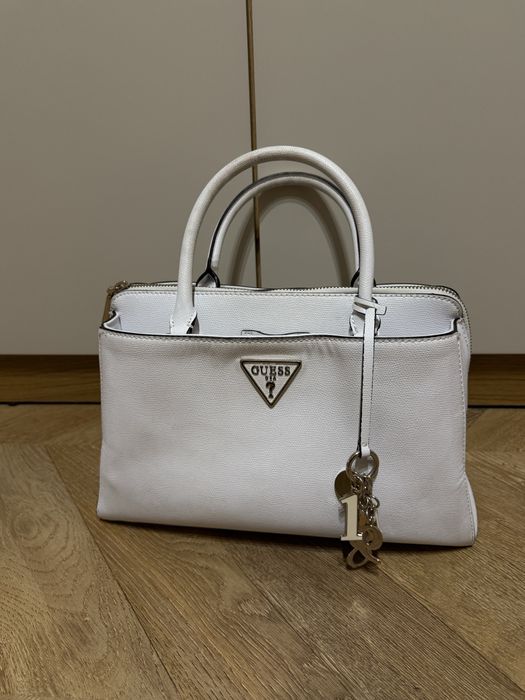 Бяла дамска чанта Guess