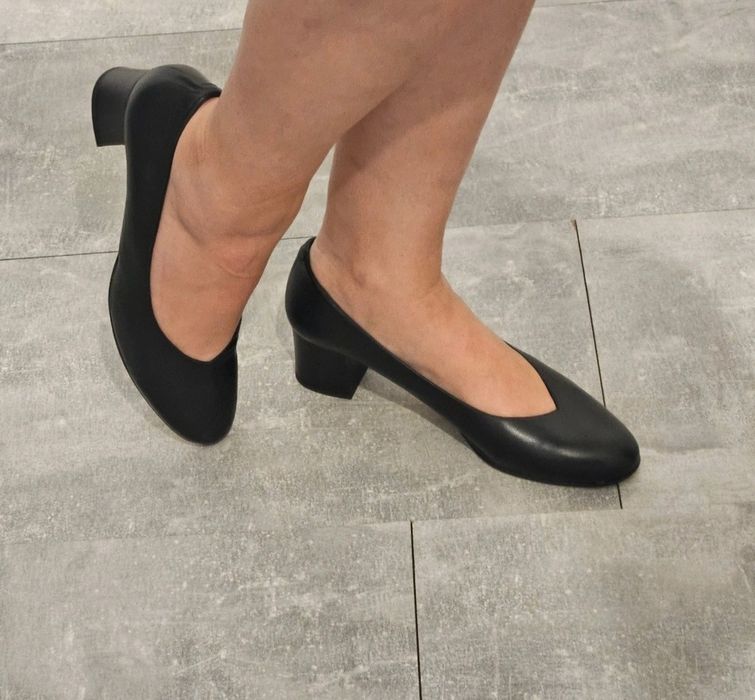 Pantofi cu toc, piele, mărimea 44
Sunt noi, cumpărați din Spania, preț