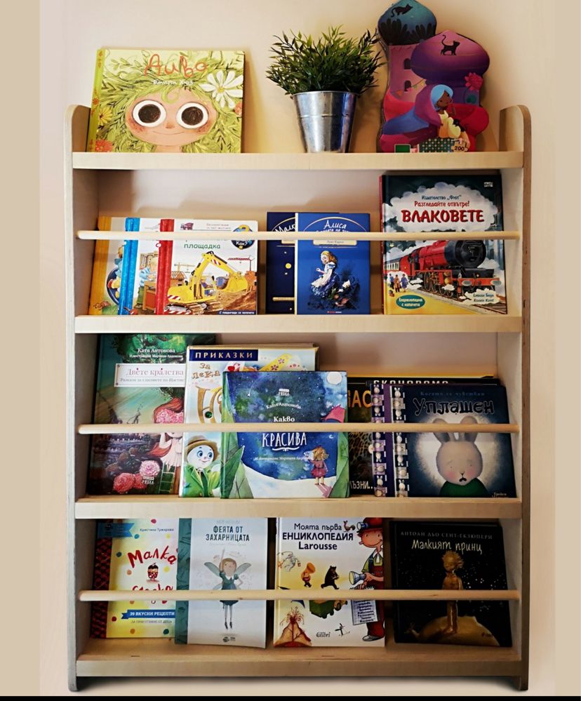 Дървена Етежерка за детски книжки за стена