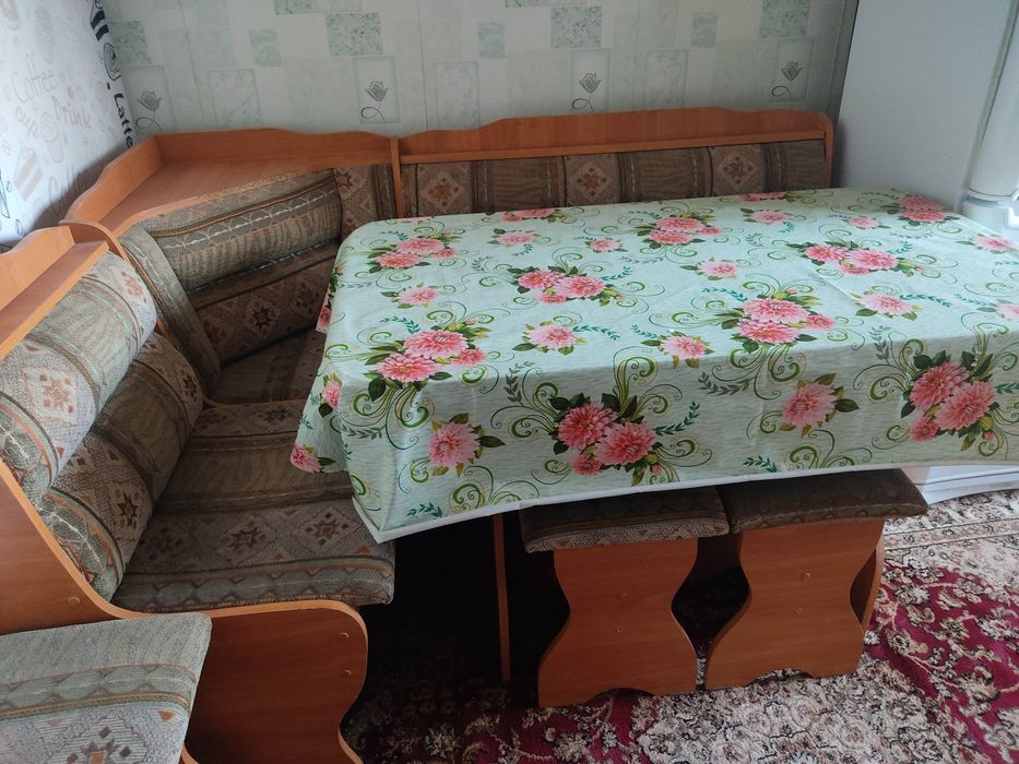 Продам уголок столом и стульями