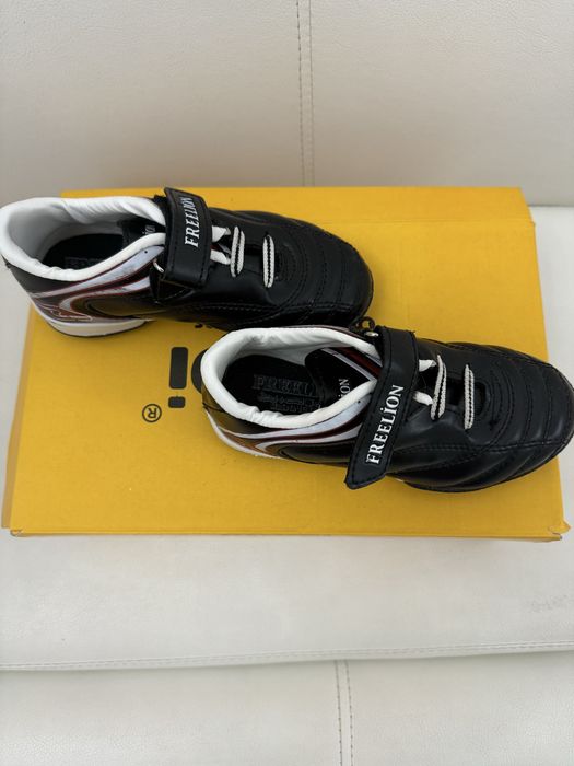 Кроссовки для футбола за 4500