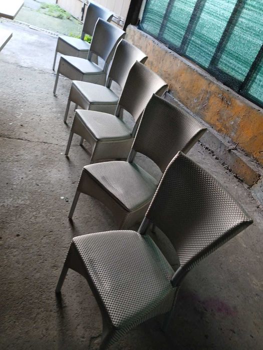 Mobilier : mese, canalpee, scaune