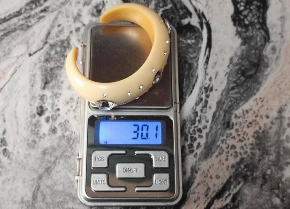 Veche bratara din bachelita de culoare crem