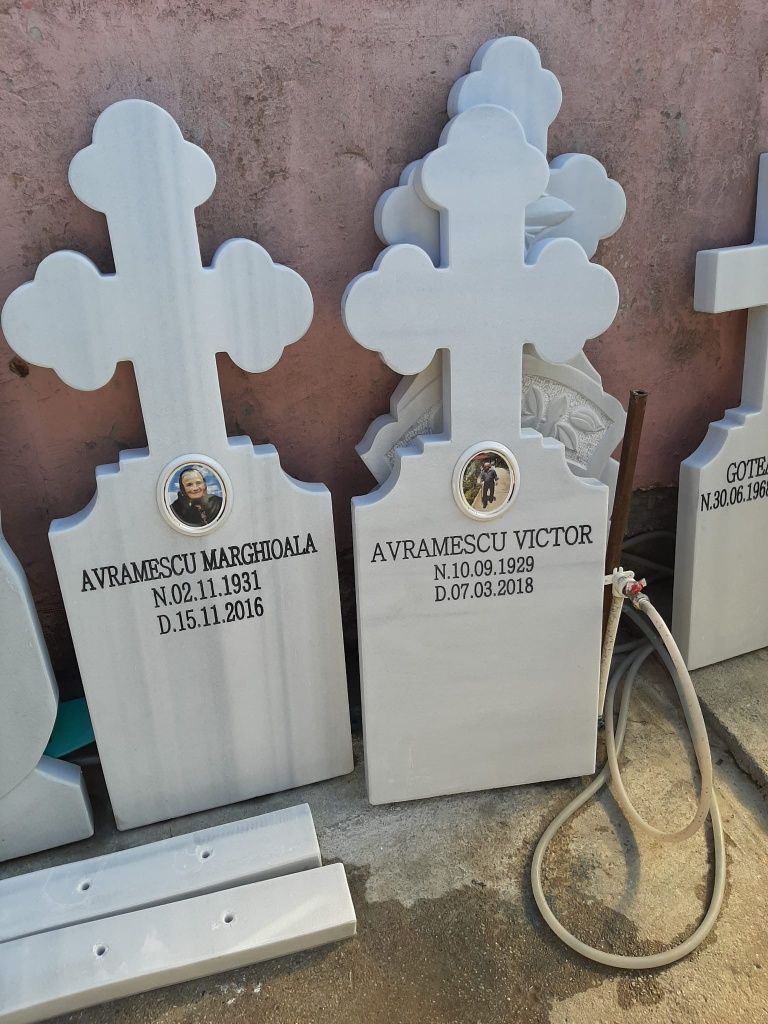 Montaj cruci marmură monumente funerare