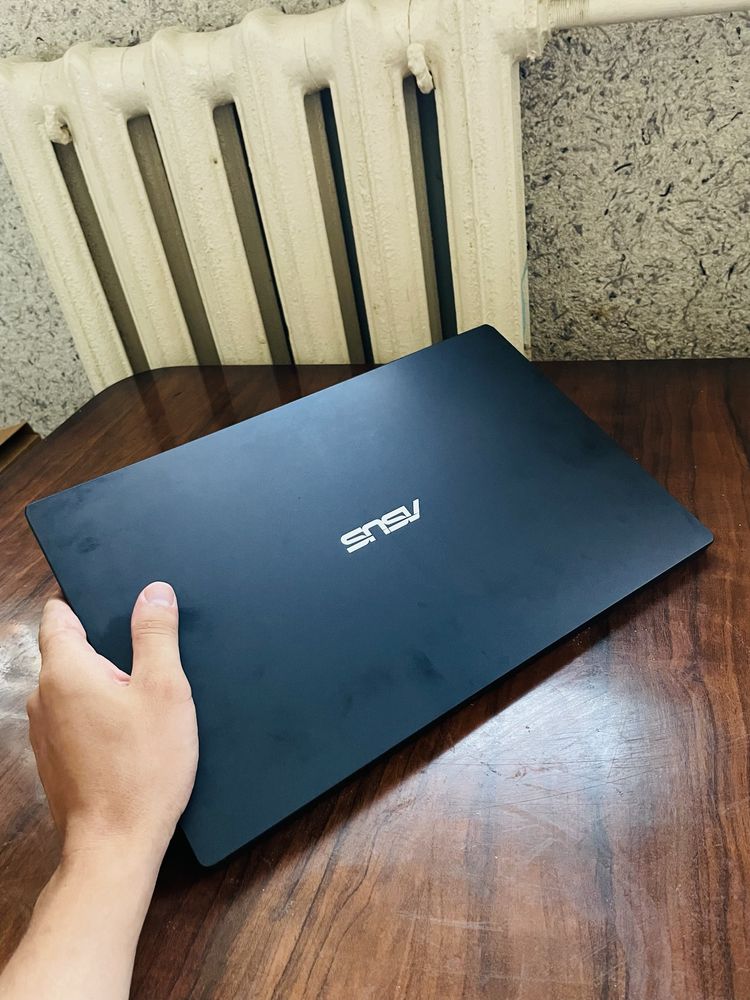 Asus noutbuk holati ideal kam ishlagan