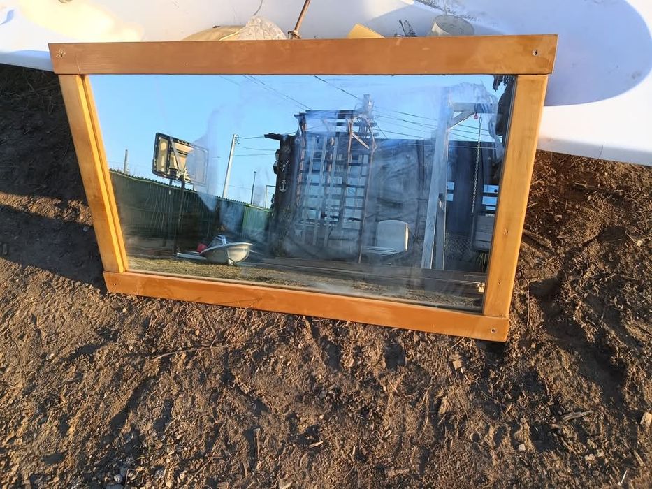 Vând două oglinzi de baie și hol
