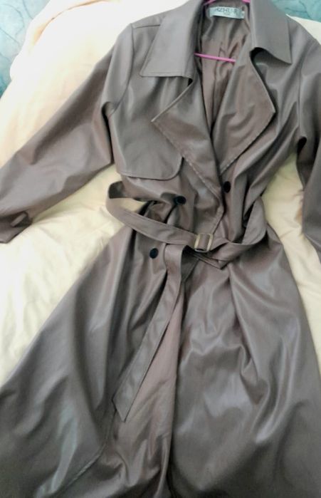 Продам стильный кожаный тренч.