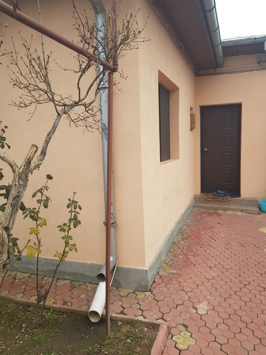 Schimb casa curte cu apartament 3 camere