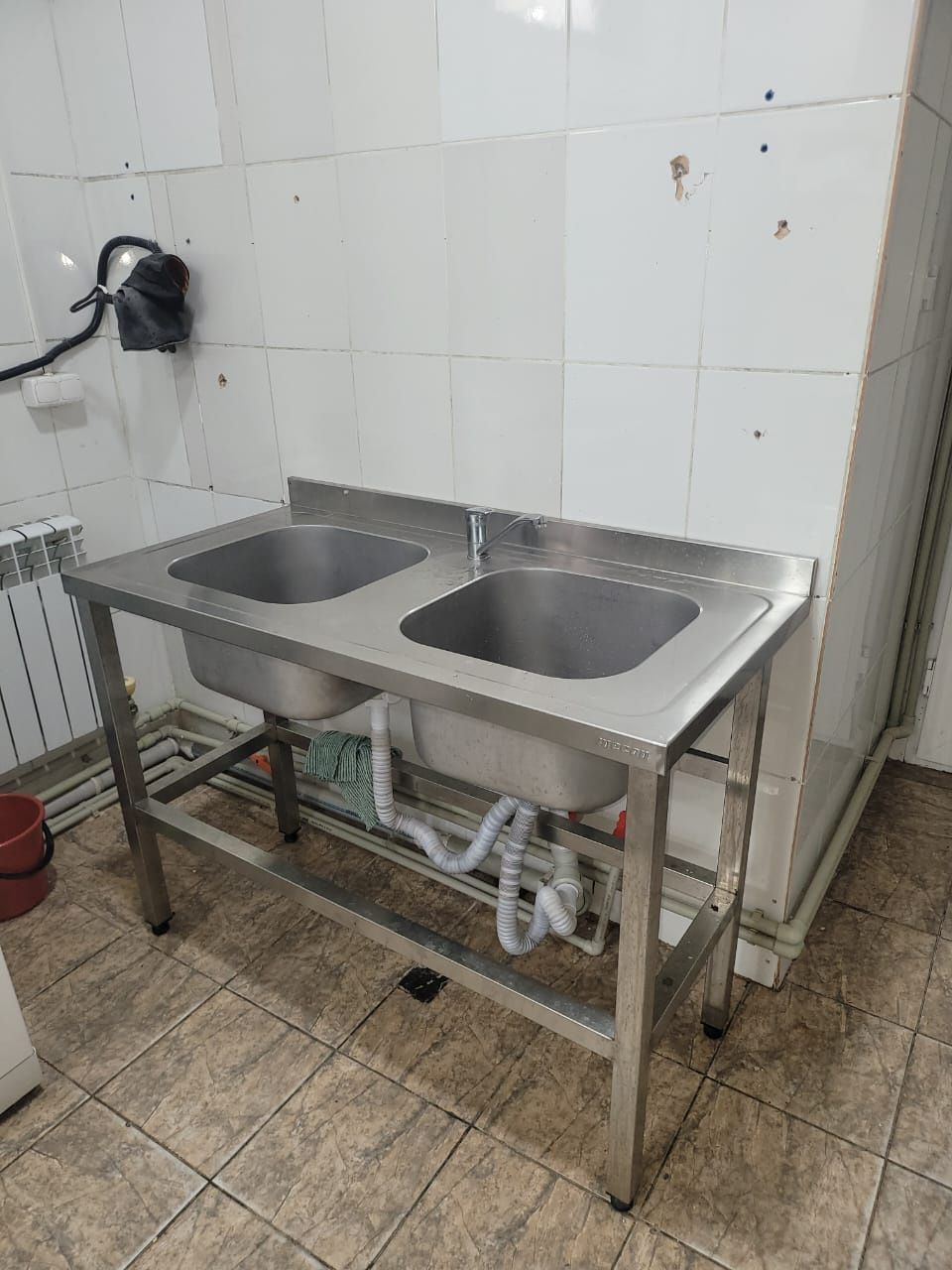 Продам двухсекционную железную мойку