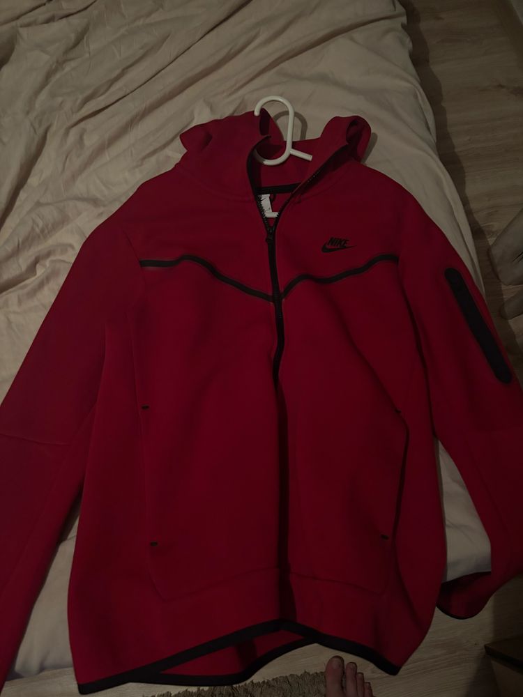 Оригинален червен nike tech fleece