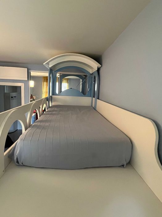 Дизайнерско двуетажно легло–локомотив