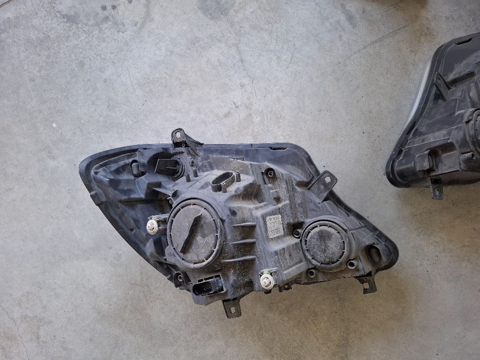 Vînd far stinga- dreapta mercedes benz sprinter