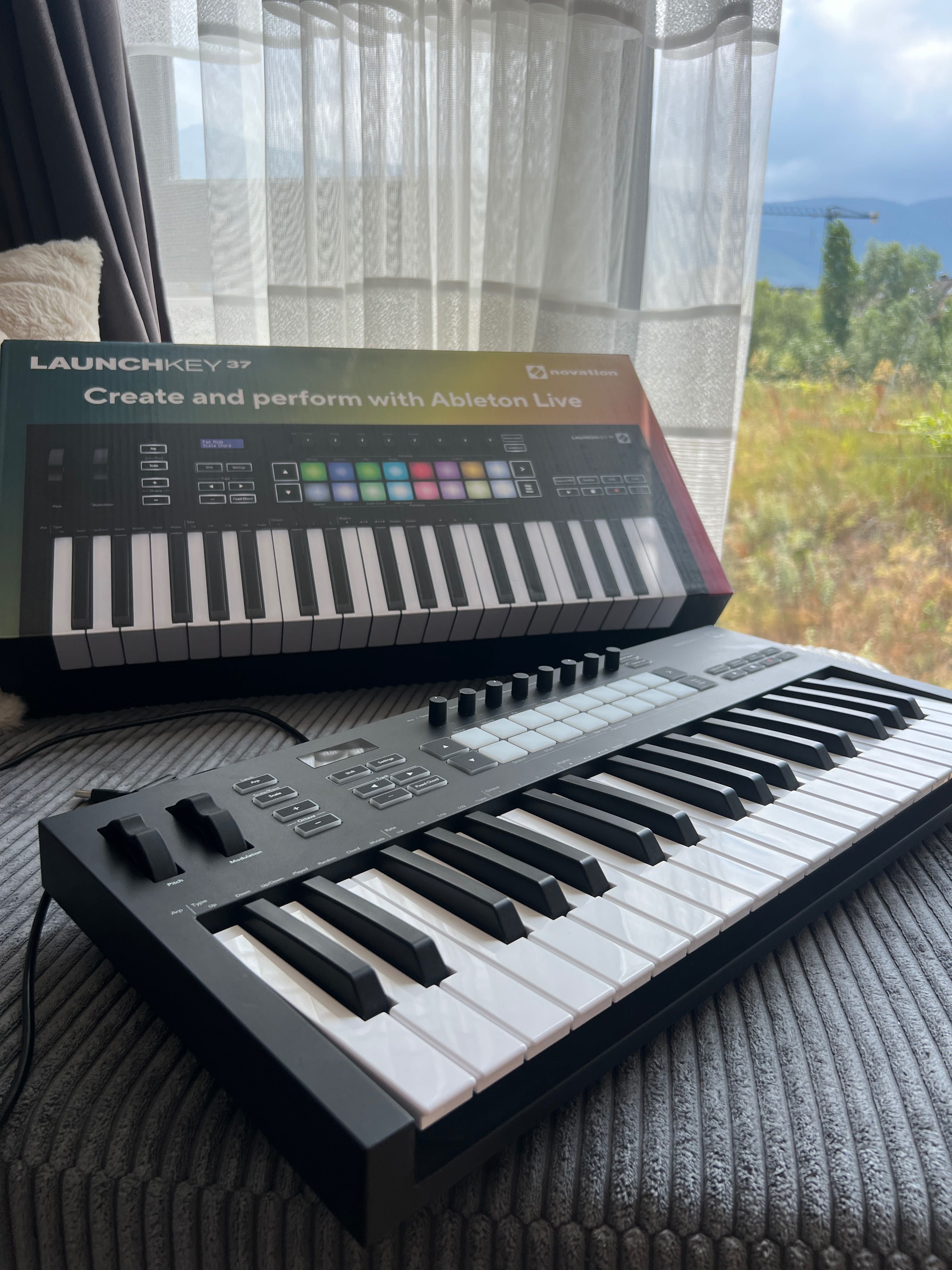 Novation Launchkey 37 MK3 Миди клавиатура Black