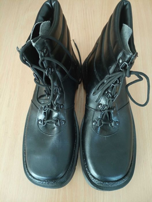 Продавам мъжки високи обувки,41 номер,чисто нови.