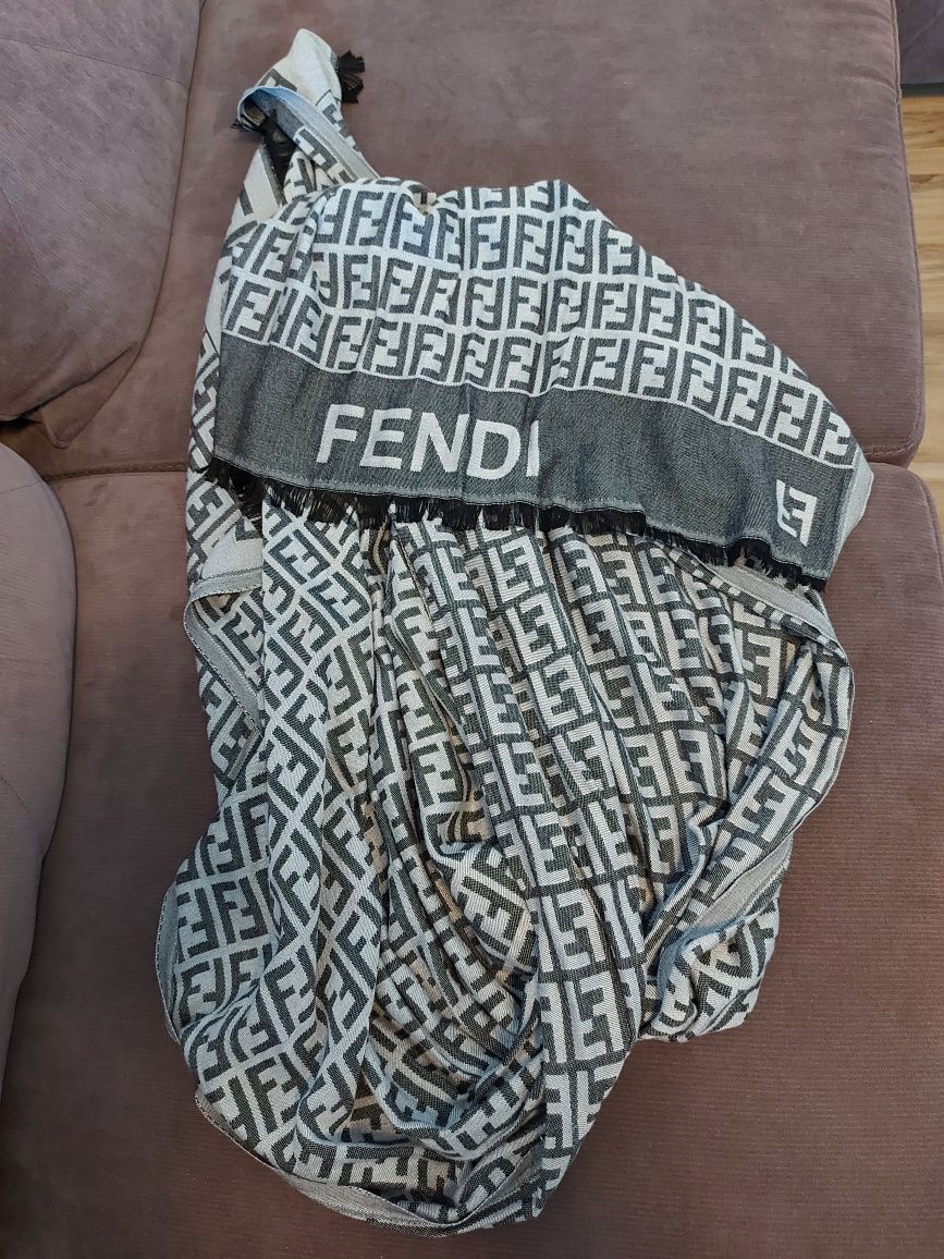 Eșarfă  FENDI calitate premium .