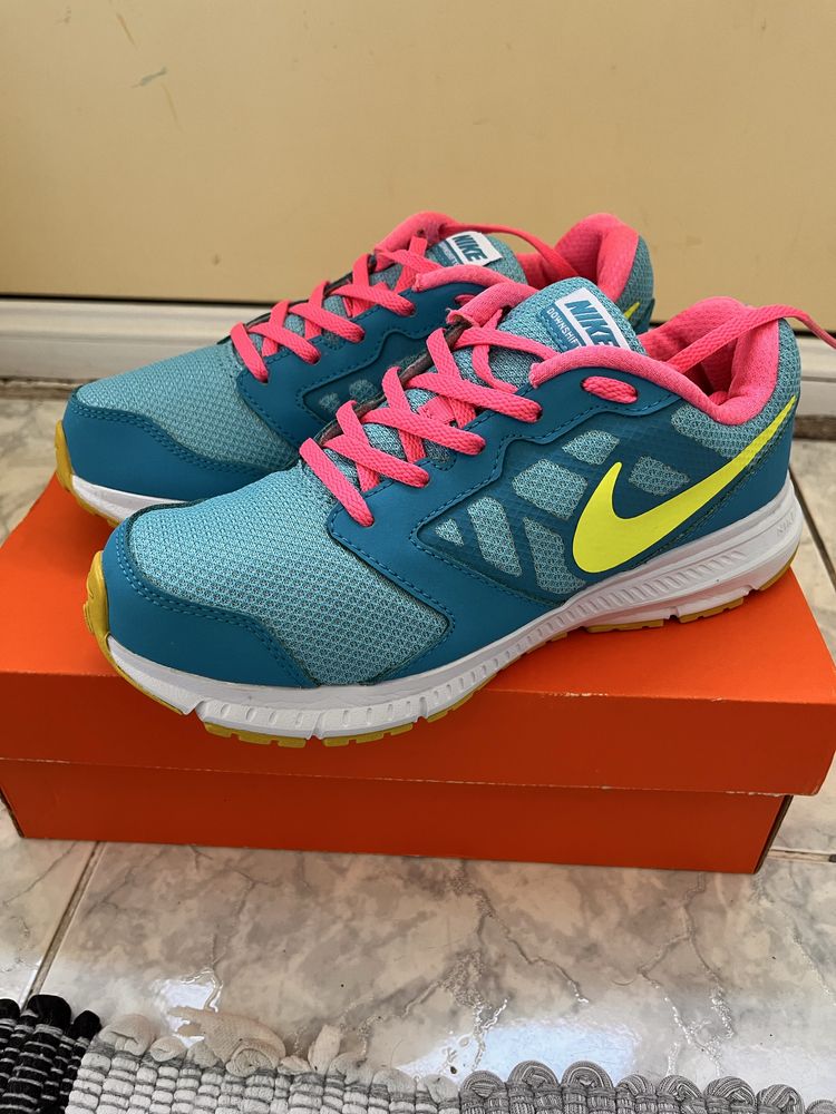 Vand  adidasi nike ( nu raspund la mesaje pe whatsapp )