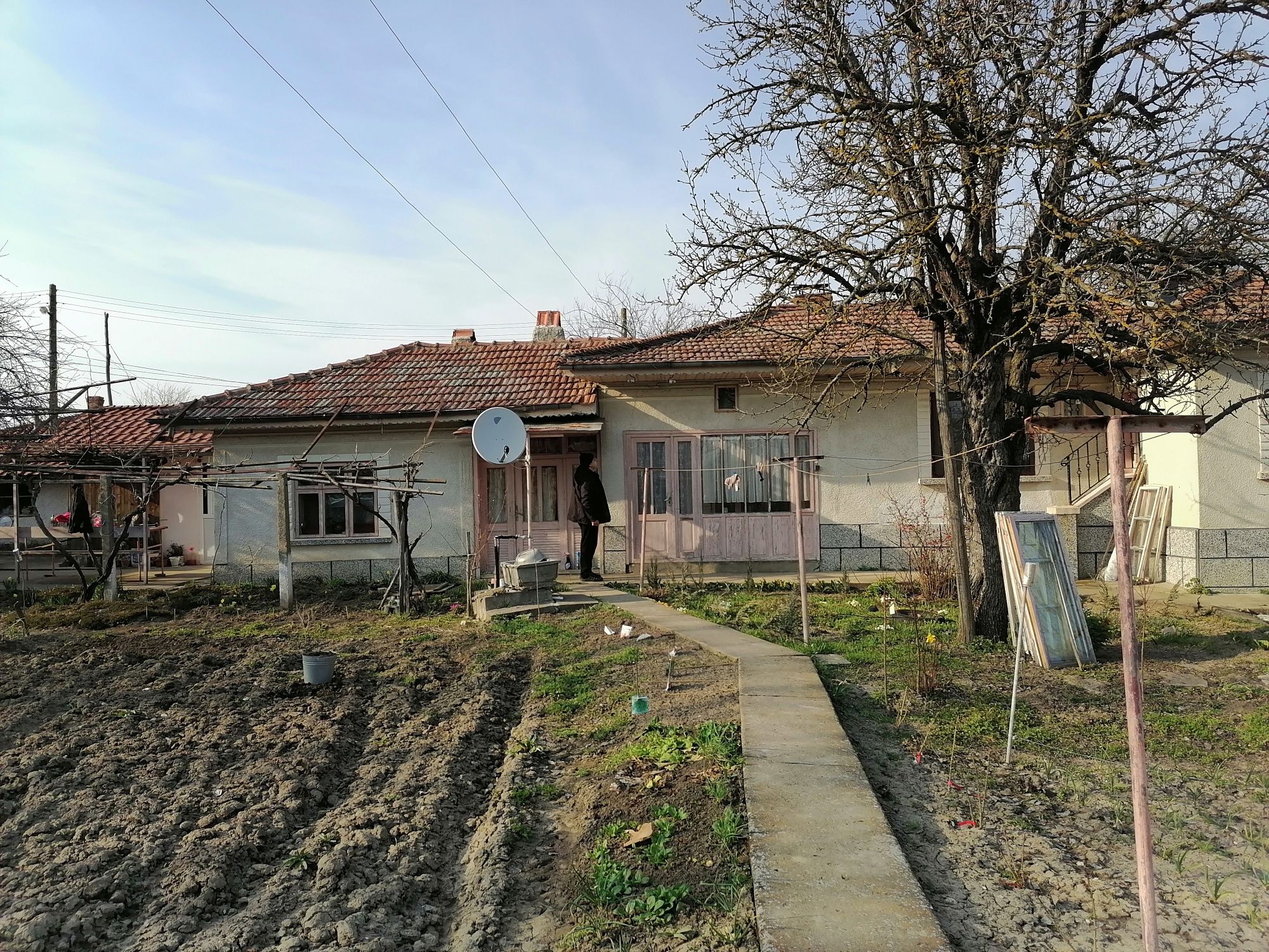 Голяма къща на две улици