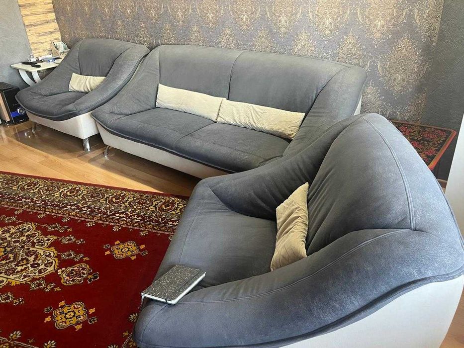 Продам мягкий уголок.Диван +2-а кресла. Не раскладывается.