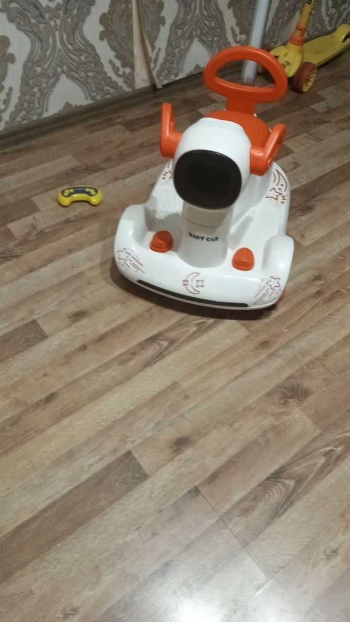 Bollar uchun akumlyatorli moshina