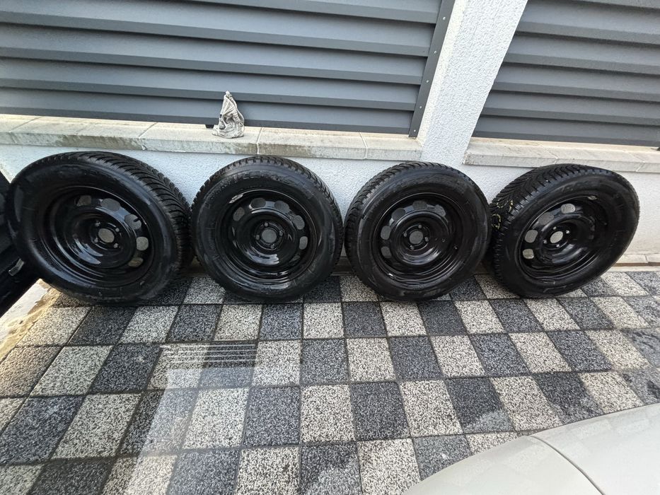 Vând set 4 roti Peugeot cu anvelope de iarna+capace+prezoane