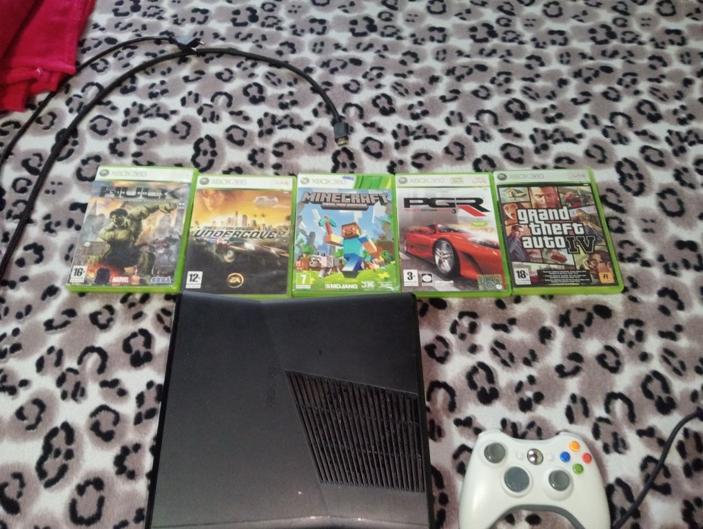 XBOX 360 cu cabluri de alimentare jocuri și maneră