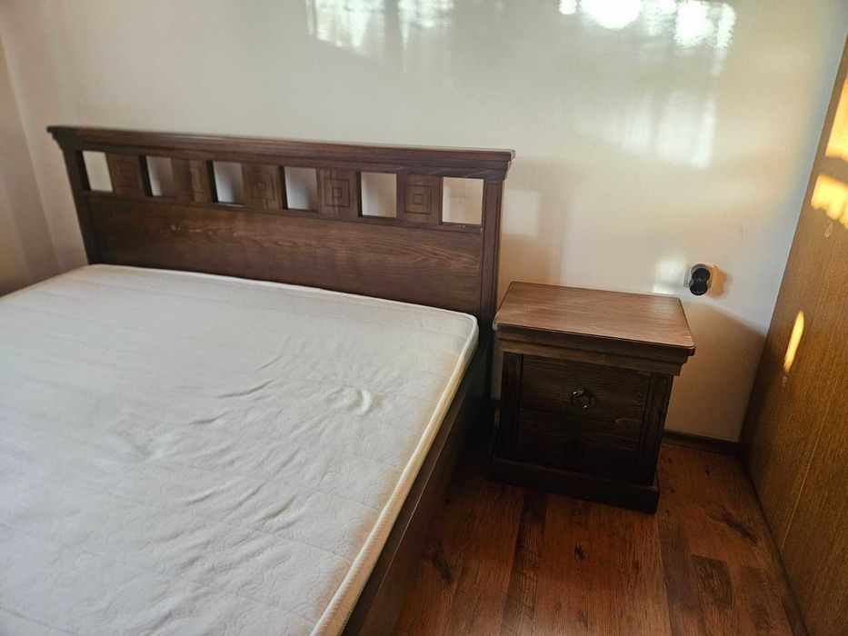 Спалня и нощо шкафче от масив на Adara.