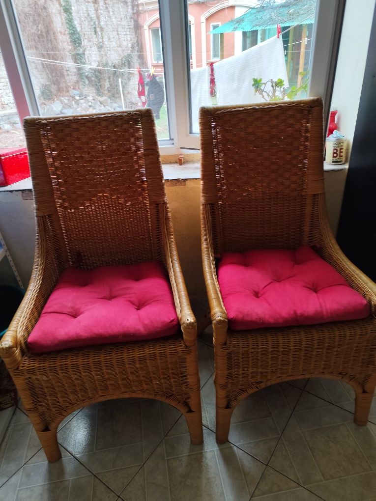 Vând patru scaune pentru terasă sau bucătărie.