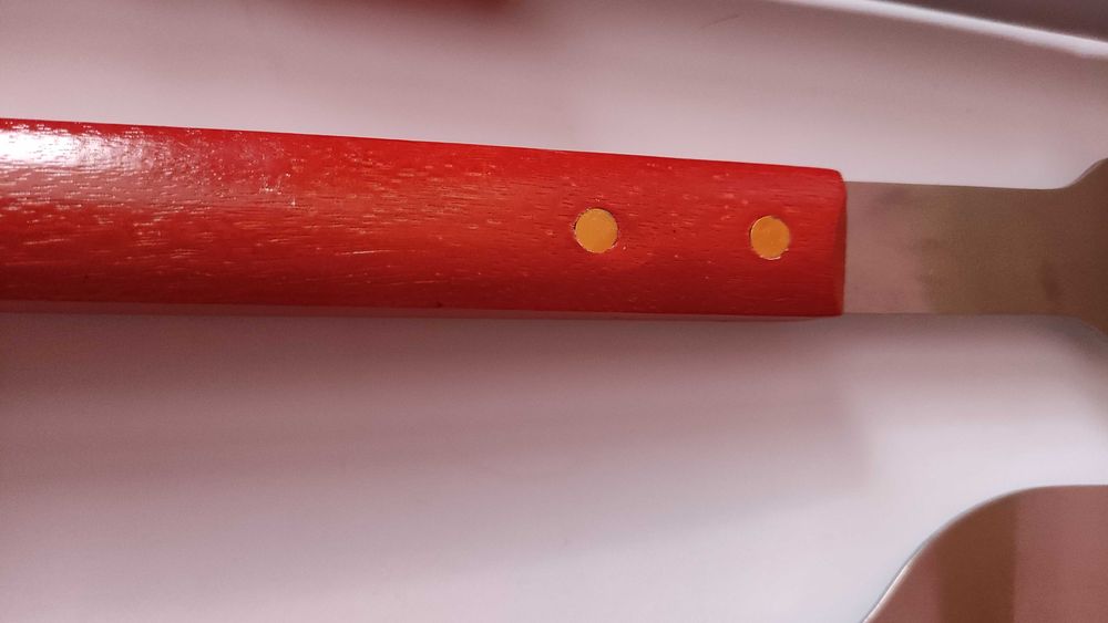 Комплект големи масивни кухненски прибори за готвене в дървен куфар