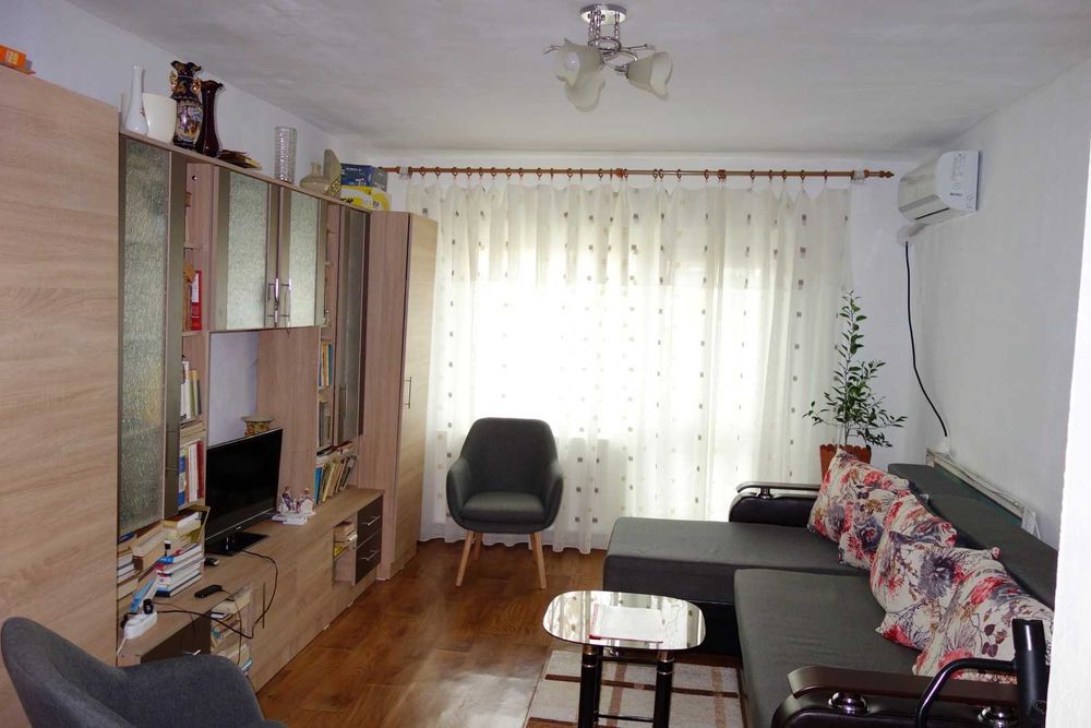 Apartament 3 camere, 2 bai, decomandat, central, langa piata