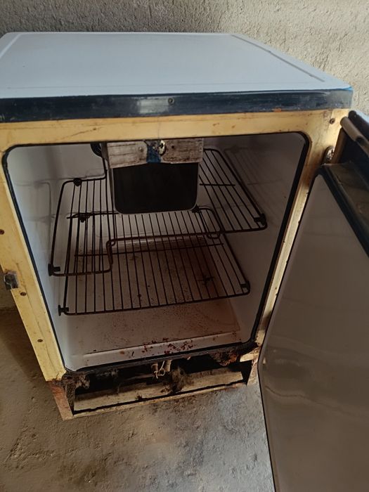 Холодильник сотилади