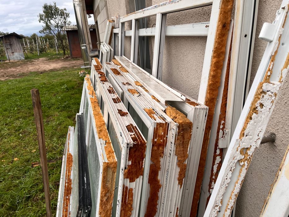De vânzare uși geamuri second Hand de termopan și calorifere din tablă