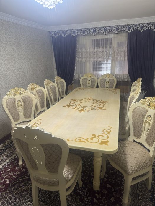 Стол стулья на гостиной 12 персон
