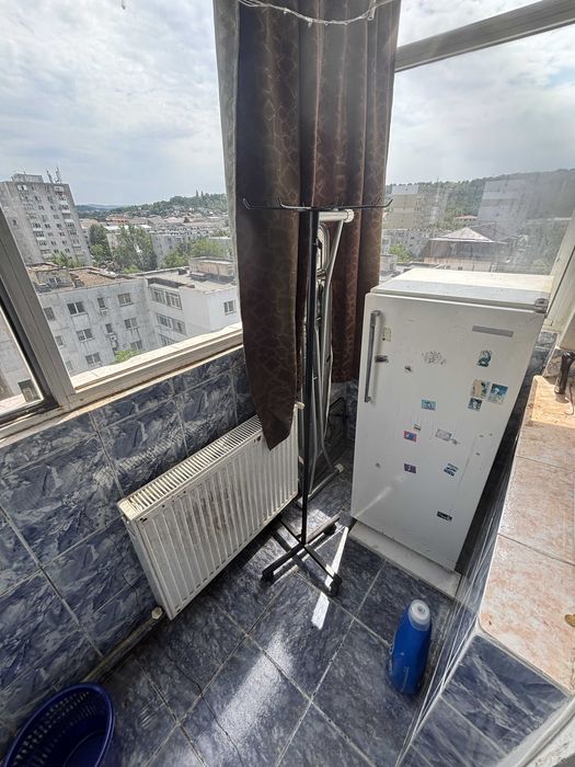 O camera mare libera in apt 3 camere Mircea pentru baiat