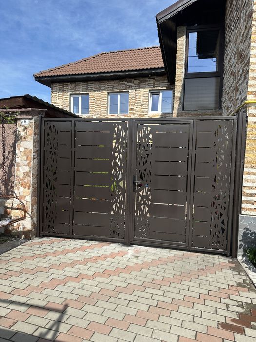 Porti tip jaluzea,porti metalice,garduri din fier