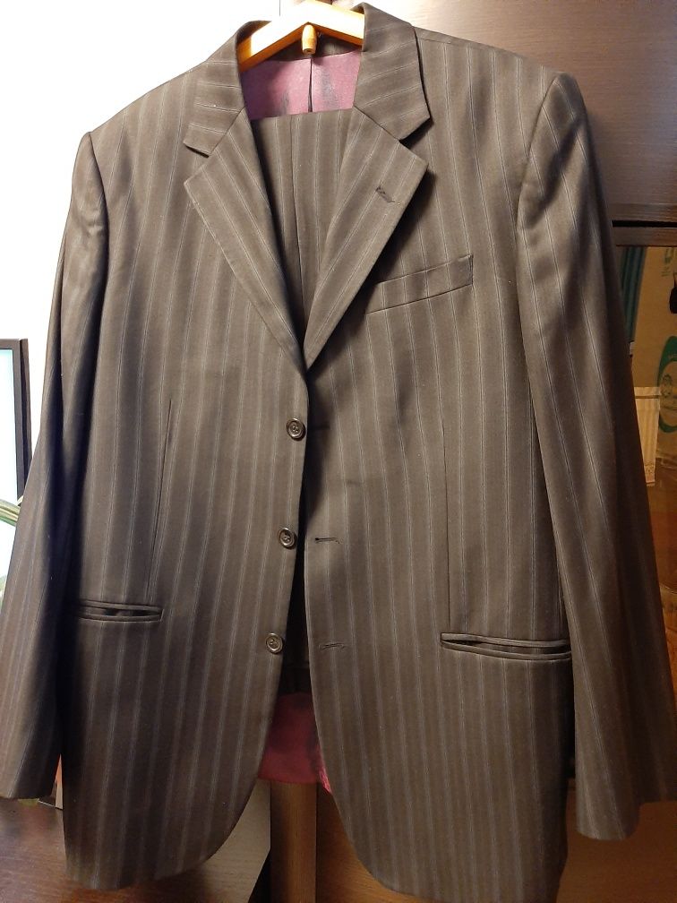 Продам мужской костюм 52 размера