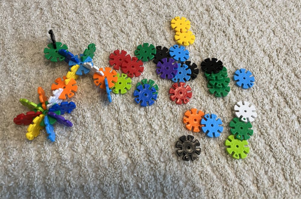 Joc de constructie cu roti dintate